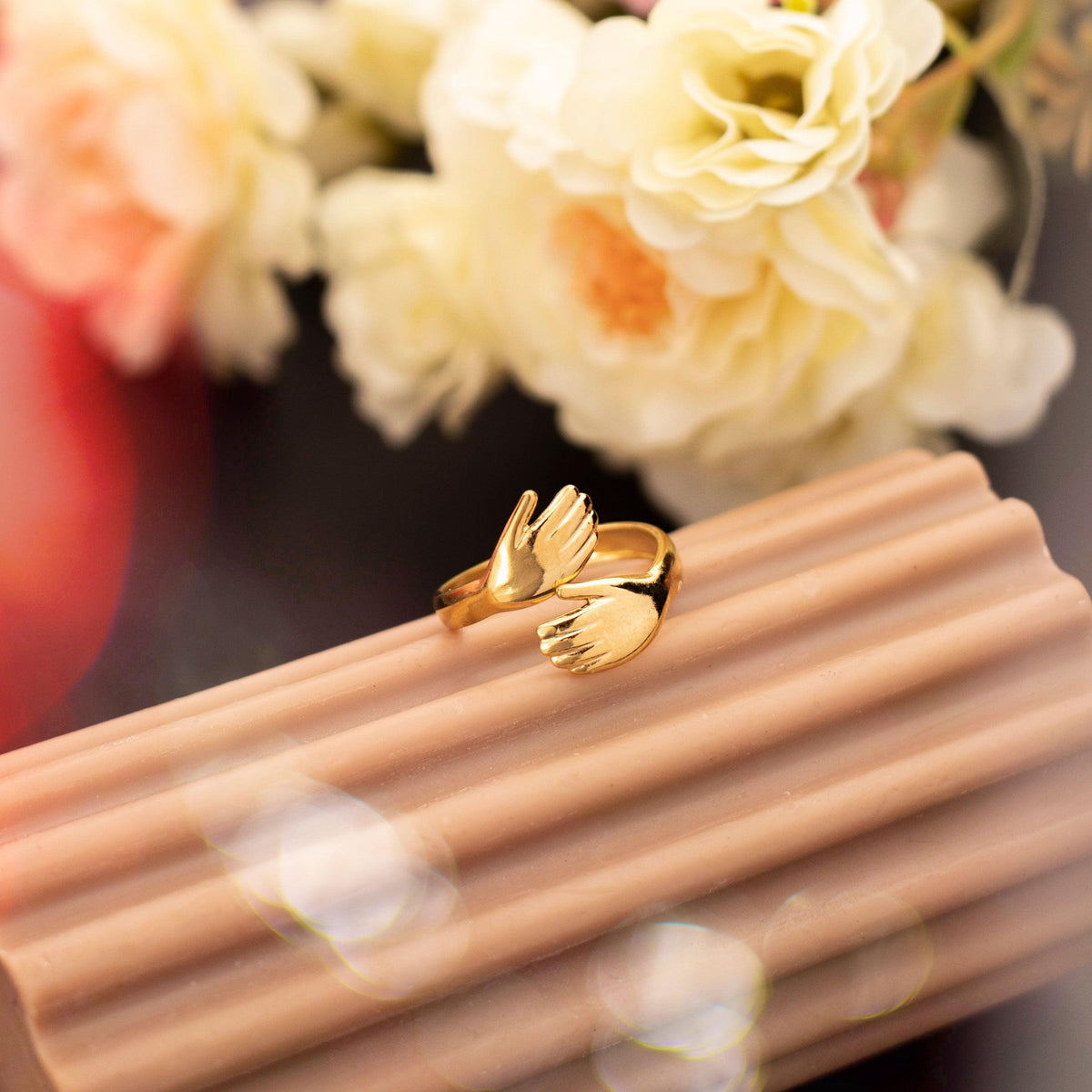 Love Hugging Gold Ring - Xctasy